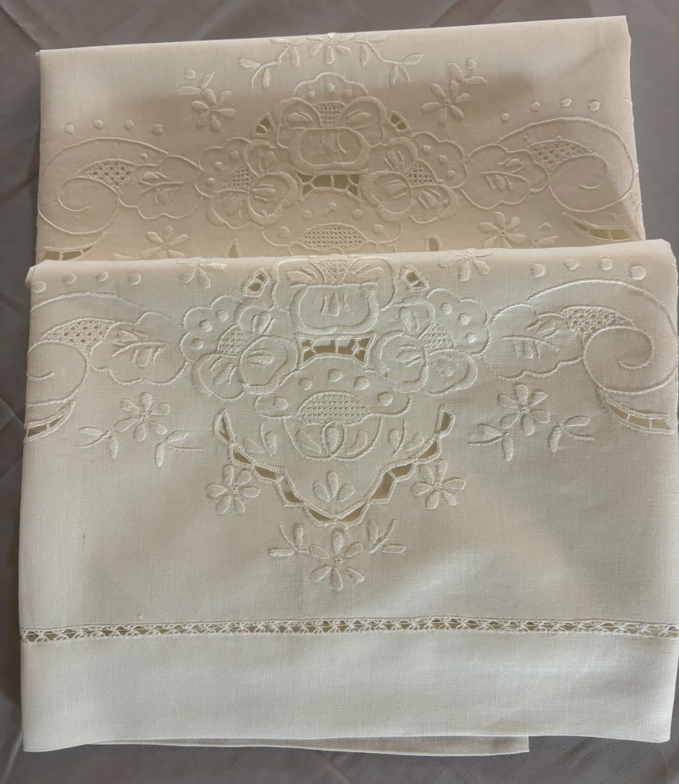 SET 2 ASCIUGAMANI RICAMO A MANO PUNTO PIENO E SFILATO MISTO LINO BIANCO