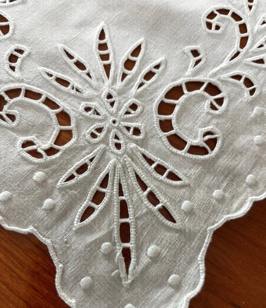 CENTRO ARREDO PURO LINO BIANCO RICAMO INTAGLIO CM 35x75 ( p.inglese )