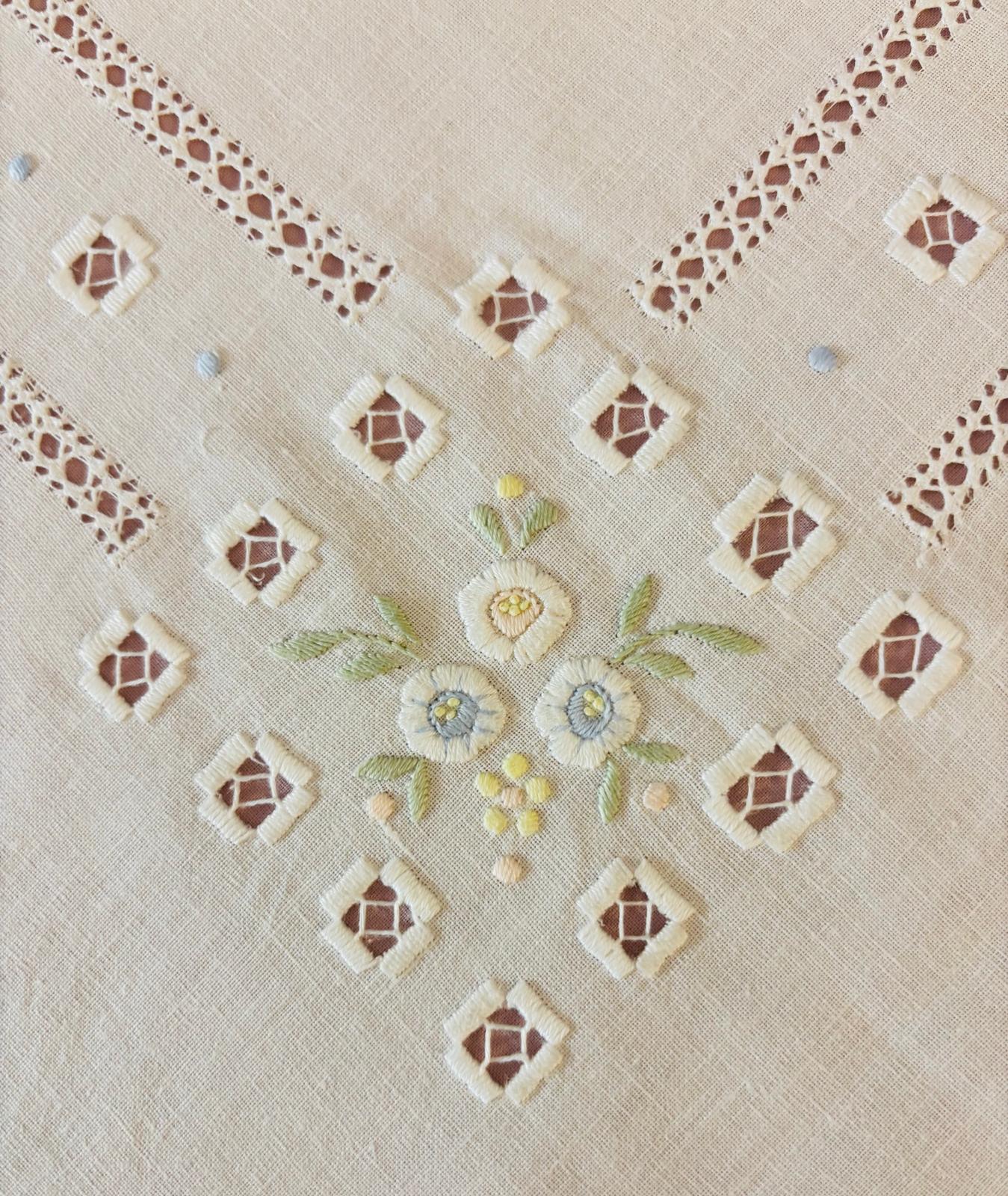 TOVAGLIA ROTONDA MISTO LINO E COTONE BIANCO RICAMO A MANO PUNTO PIENO DIAMETRO CM 175 (FP)