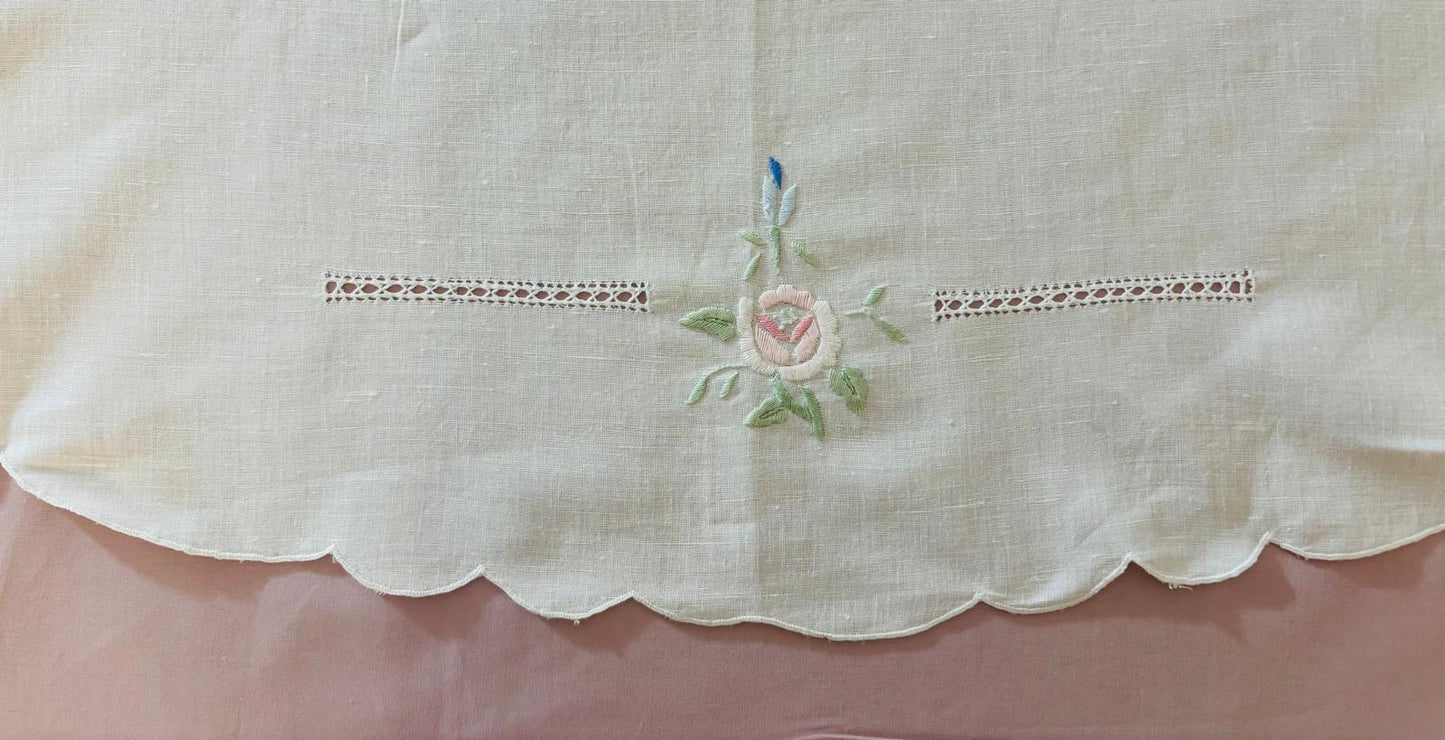 TOVAGLIA ROTONDA MISTO LINO E COTONE BIANCO RICAMO A MANO PUNTO PIENO DIAMETRO CM 175 (FG)