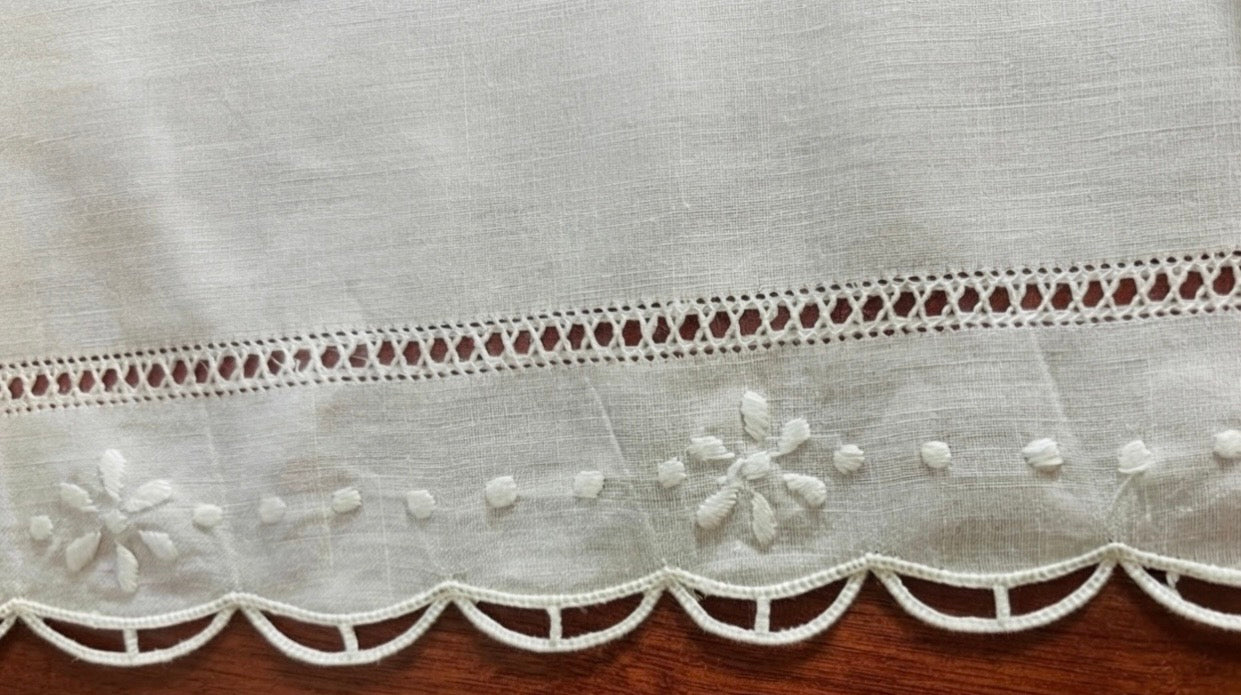 CENTRO TAVOLA PURO LINO BIANCO RICAMO INTAGLIO CM 40x110 
( a.macD )
