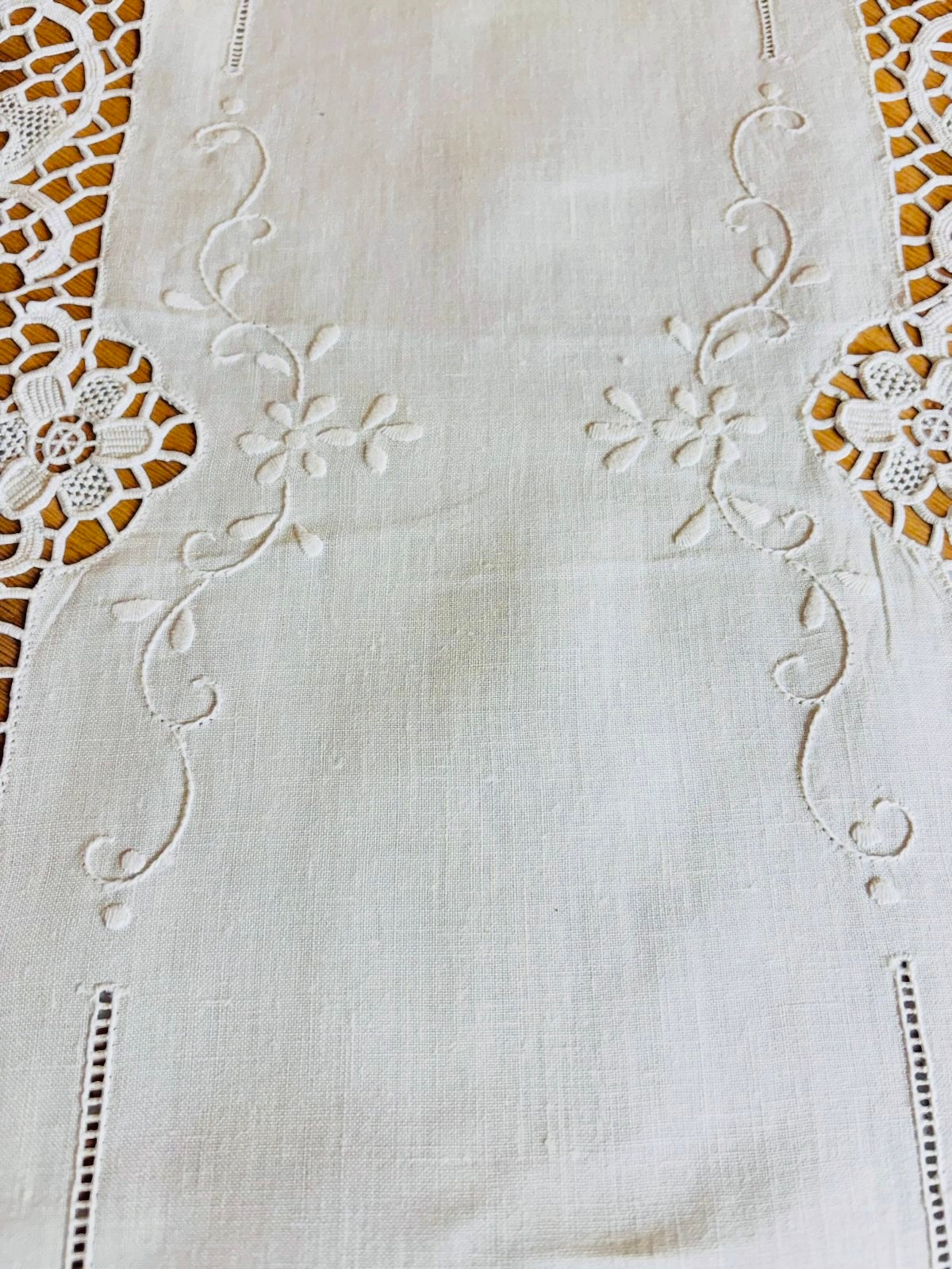 CHEMIN DE TABLE OVALE PUR LIN BRODERIE MAIN POINT PLEIN ET DENTELLE DE CANTÙ CM 35x128