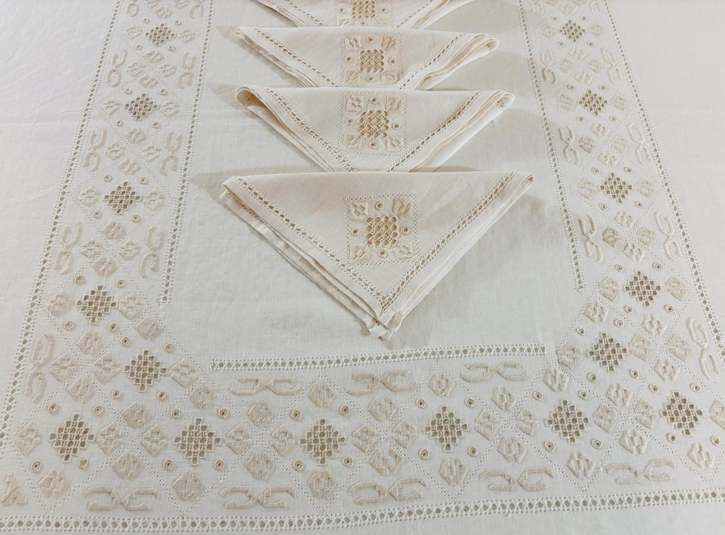 TOVAGLIA RETTANGOLARE PURO LINO ECRU ‘ RICAMO A MANO PUNTO ANTICO CM 170x265