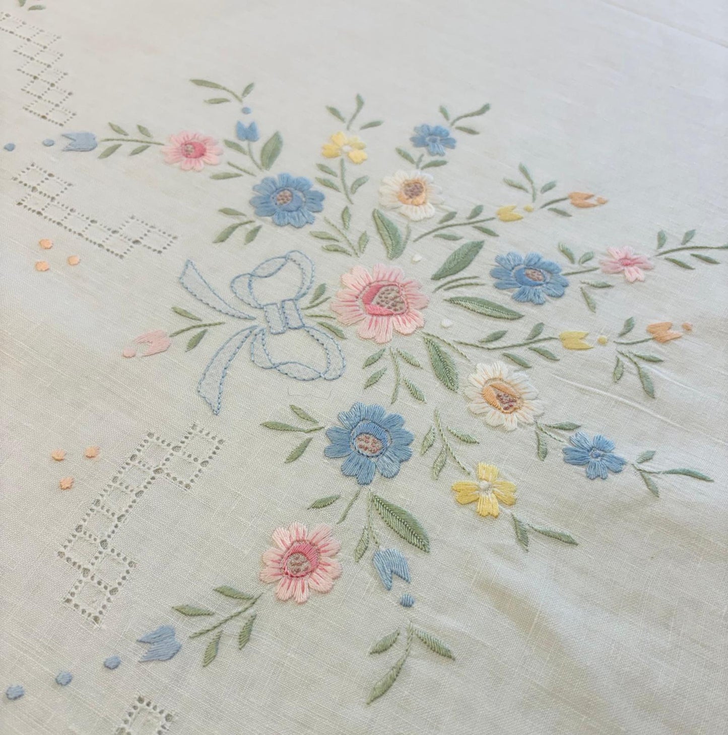 TOVAGLIA RETTANGOLARE PURO LINO BIANCO RICAMO A MANO PUNTO PIENO CM 160x280 (PV)