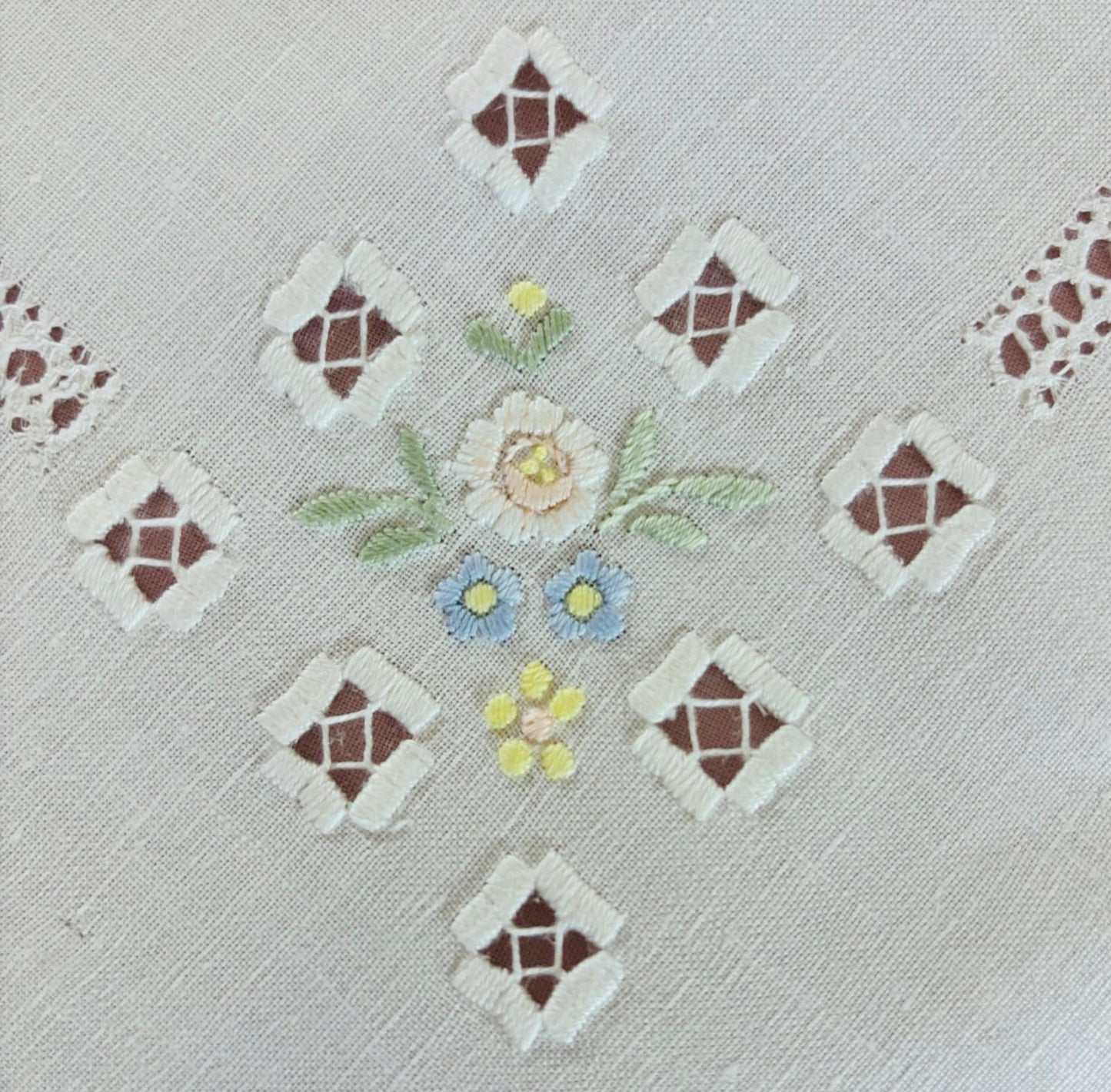 TOVAGLIA RETTANGOLARE MISTO LINO E COTONE BIANCO RICAMO A MANO PUNTO PIENO CM 135x270  (S135)