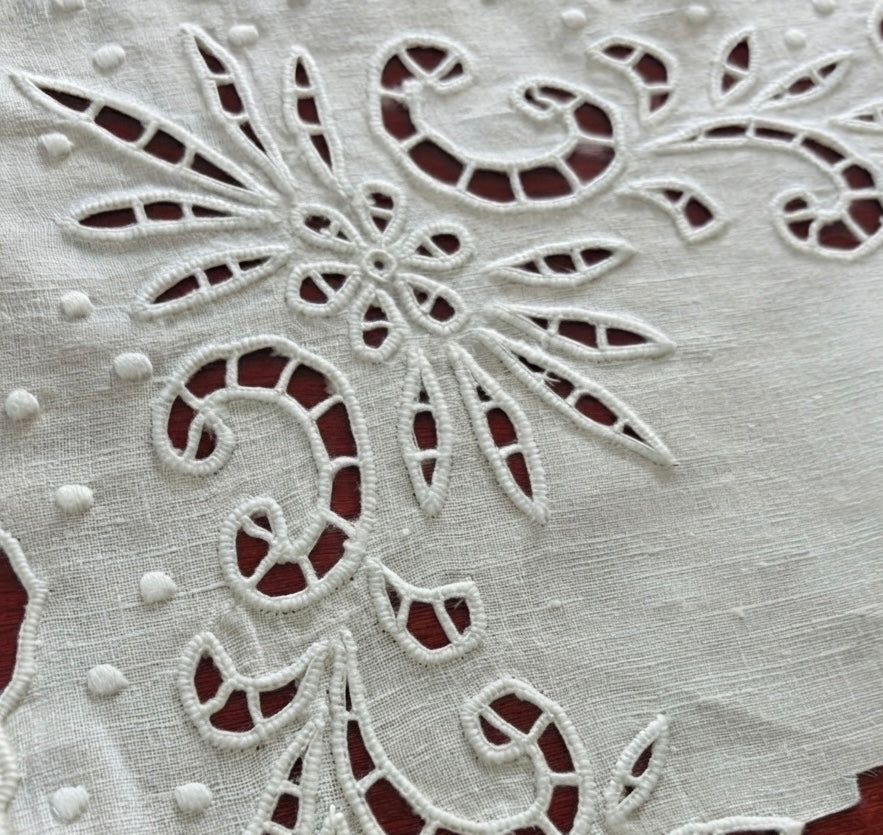 CENTRO ARREDO PURO LINO BIANCO RICAMO INTAGLIO CM 35x75 ( p.inglese )