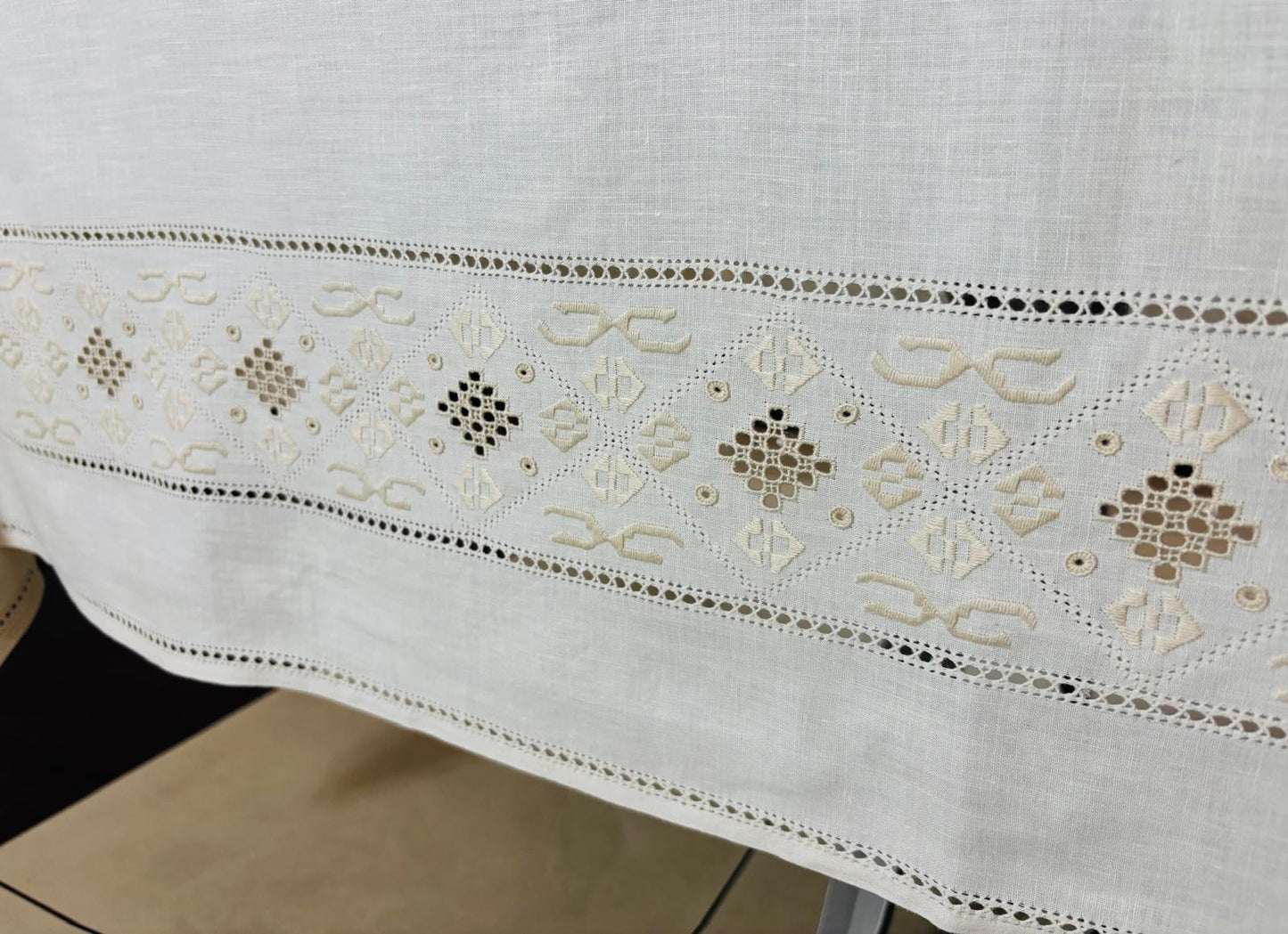 TOVAGLIA RETTANGOLARE PURO LINO ECRU ‘ RICAMO A MANO PUNTO ANTICO CM 170x265