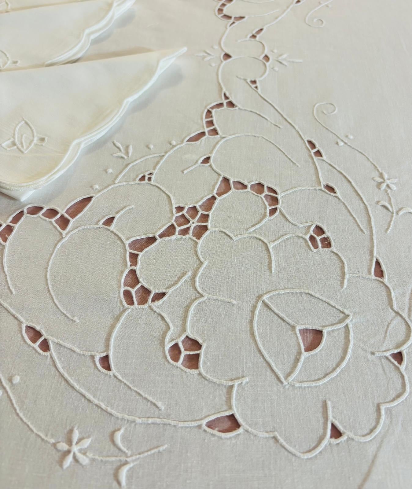 TOVAGLIA ROTONDA PURO COTONE BIANCO RICAMO A MANO INTAGLIO E PUNTO PIENO DIAMETRO CM 170 (F.V)