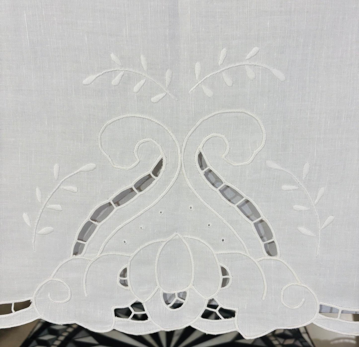 TOVAGLIA RETTANGOLARE MISTO LINO E COTONE BIANCO RICAMO A MANO INTAGLIO CM 165x268 (IL)