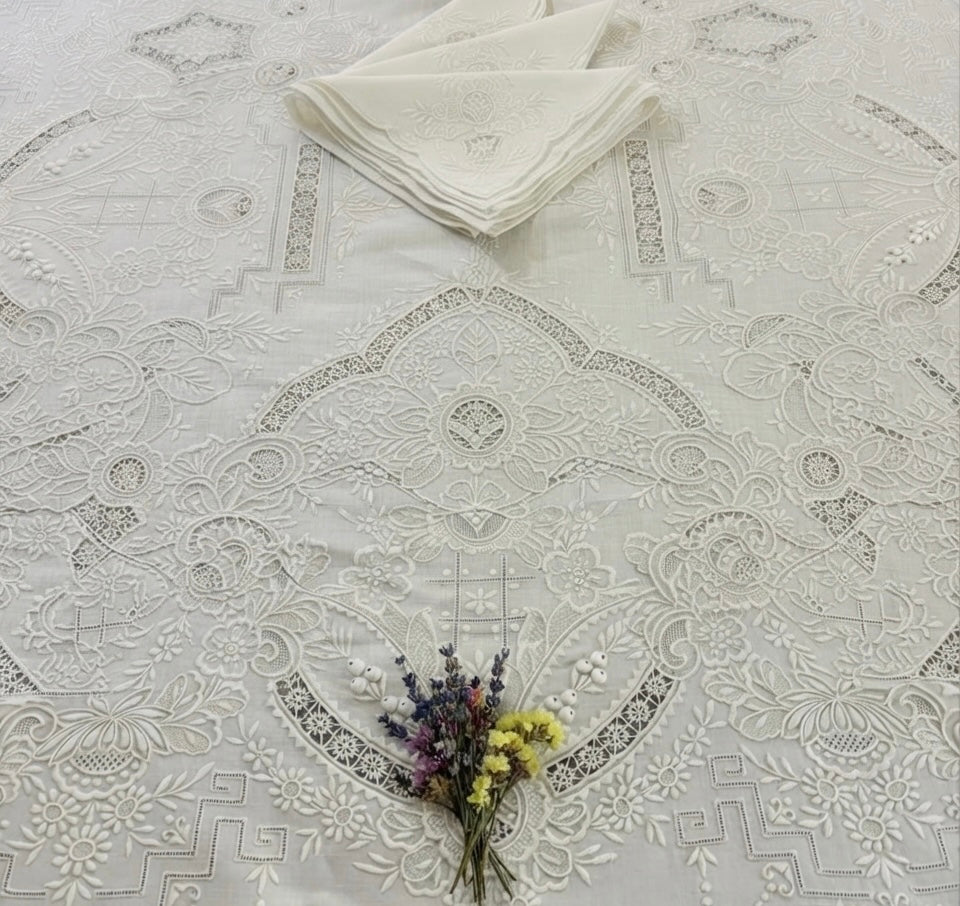 TOVAGLIA RETTANGOLARE PURO LINO BIANCO RICAMO A MANO PUNTO PIENO E INTAGLIO CM 165x257
( BR)