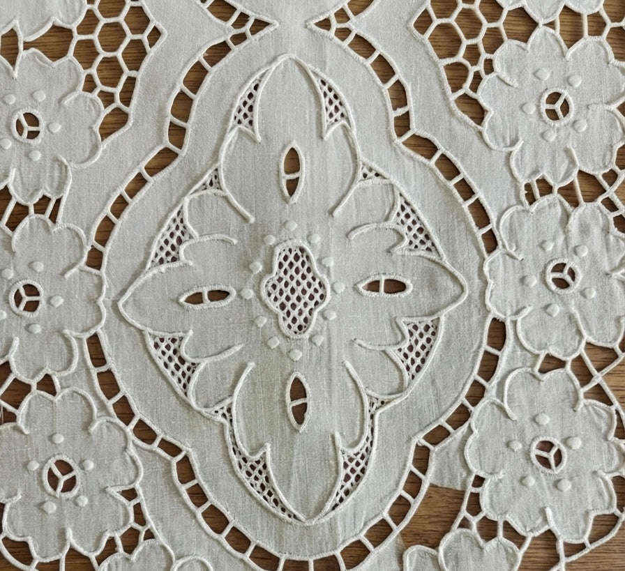 CENTRO ARREDO MISTO LINO BIANCO RICAMO INTAGLIO CM 35x70 (a31)