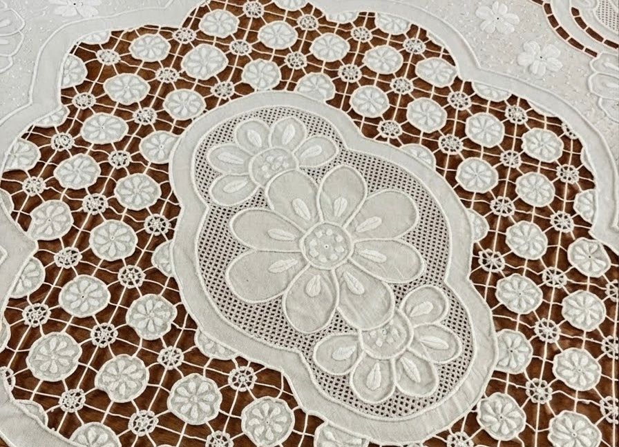 TOVAGLIA RETTANGOLARE PURO LINO BIANCO RICAMO A MANO PUNTO PIENO E INTAGLIO CM 167x265 (@.granpranzo)